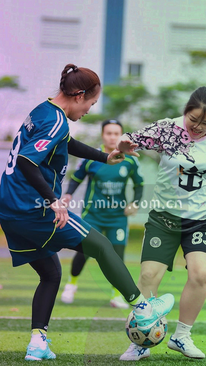 手机竖屏显示三步引导页，底部导航第二格被高亮标注